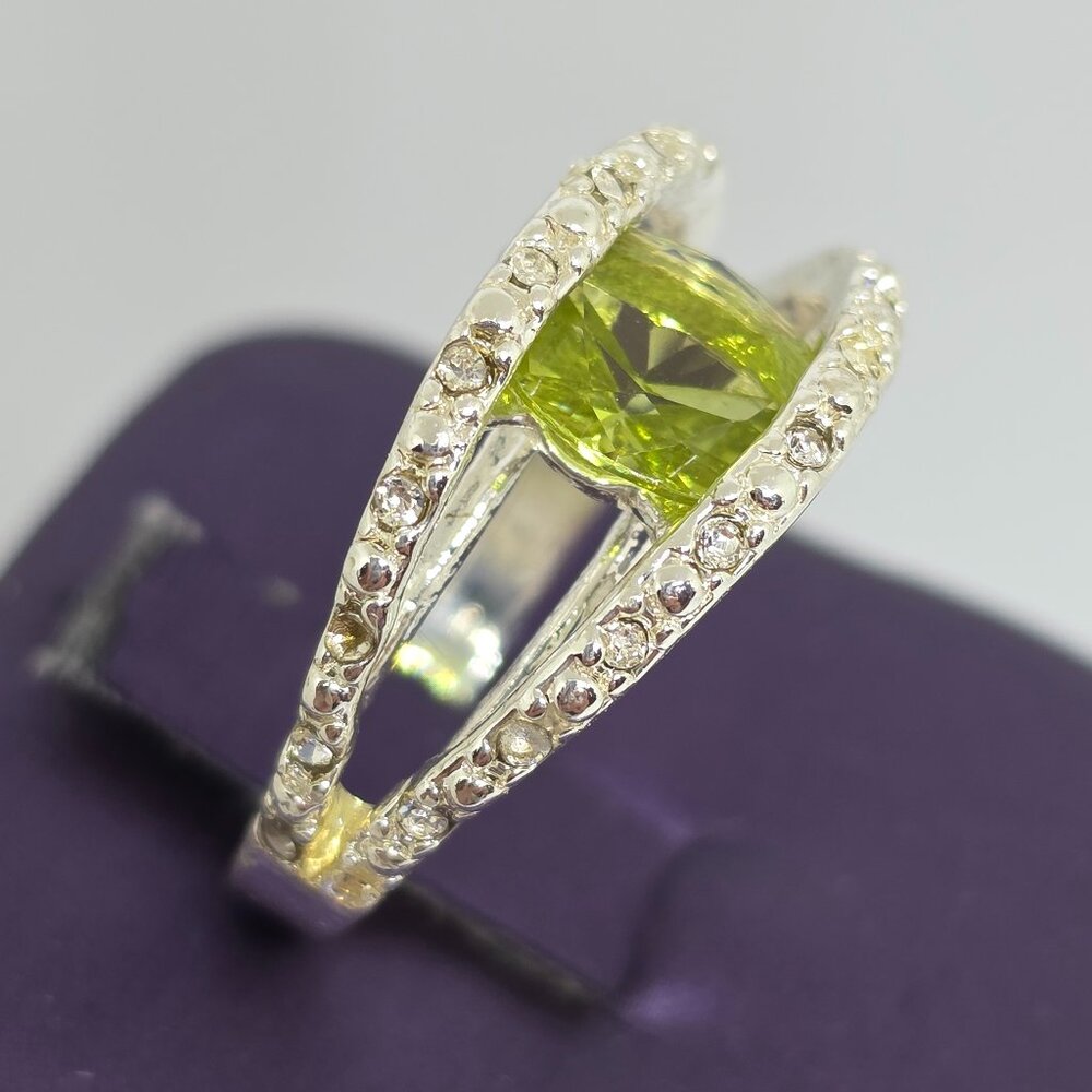 Avon ENVY ME Faux Peridot Sphene Crystal Accent Silver Fashion Ring NRT Size 7